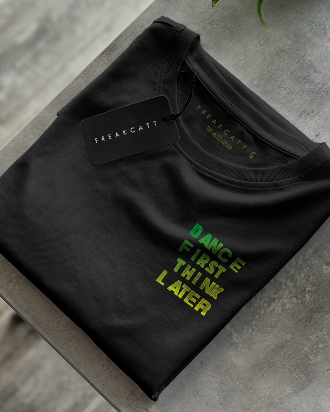 Camiseta unisex preta DANCE FIRST THINK LATER