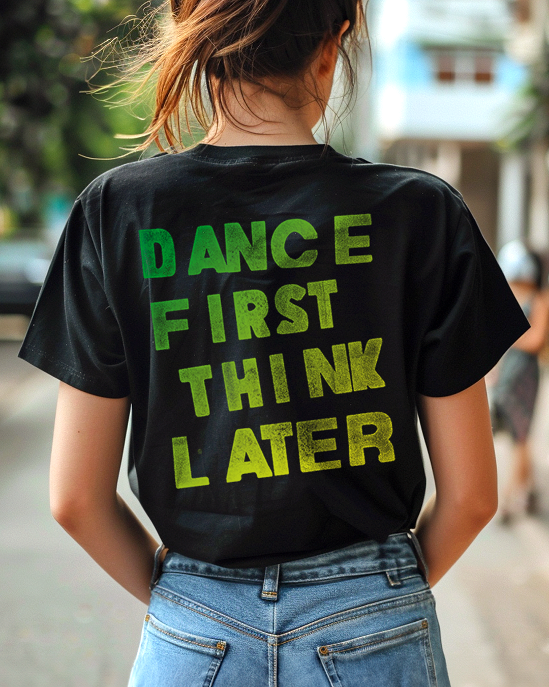 Camiseta unisex preta DANCE FIRST THINK LATER