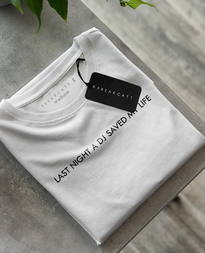 Camiseta unisex branca "LAST NIGHT A DJ SAVED MY LIFE - SMILE”