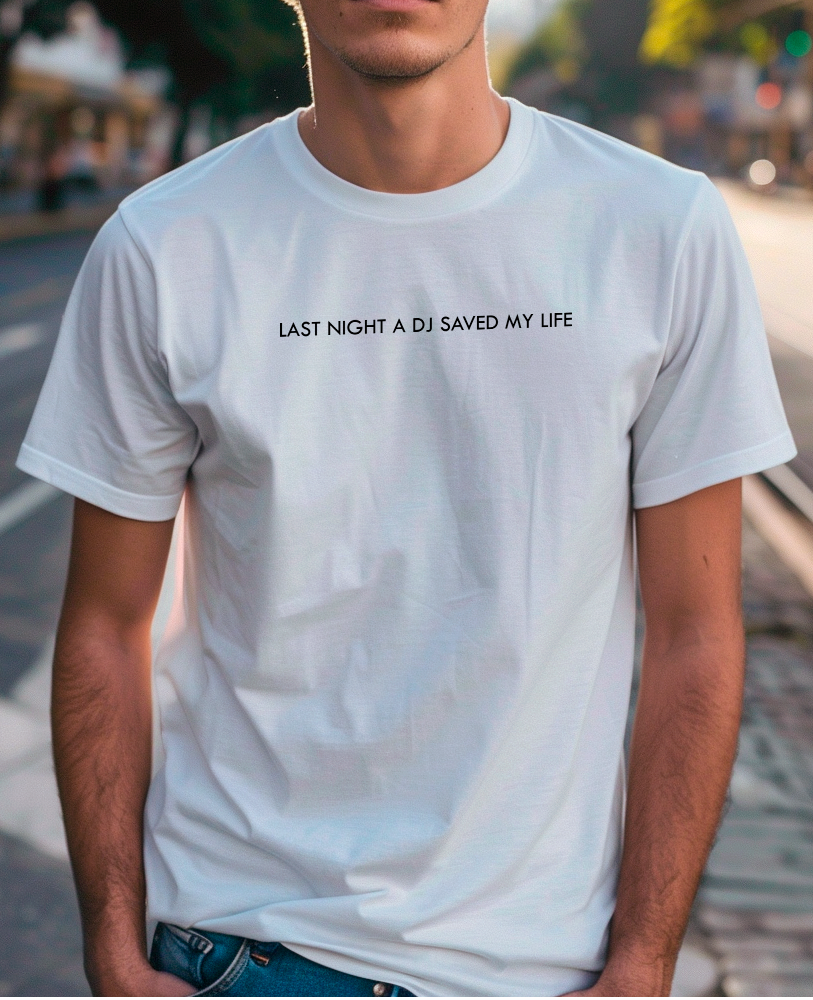 Camiseta unisex branca "LAST NIGHT A DJ SAVED MY LIFE - SMILE”
