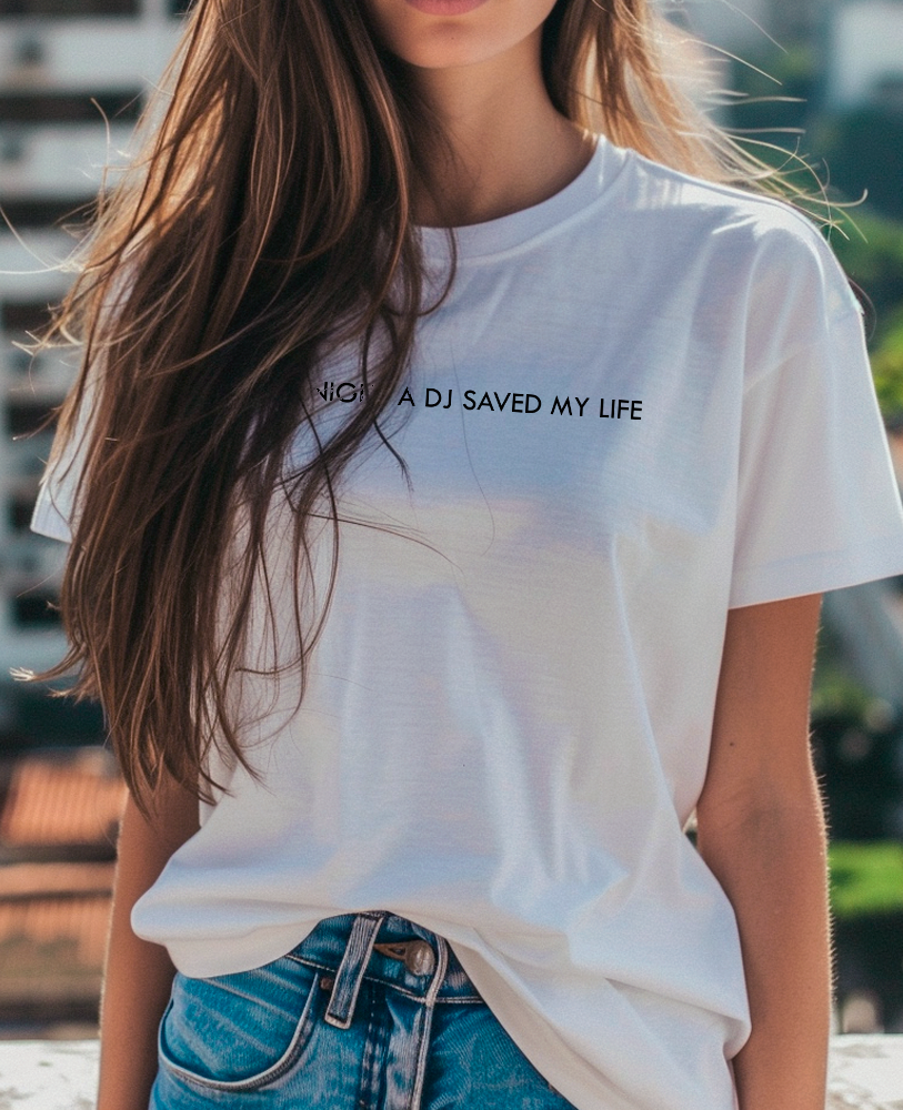 Camiseta unisex branca "LAST NIGHT A DJ SAVED MY LIFE - SMILE”