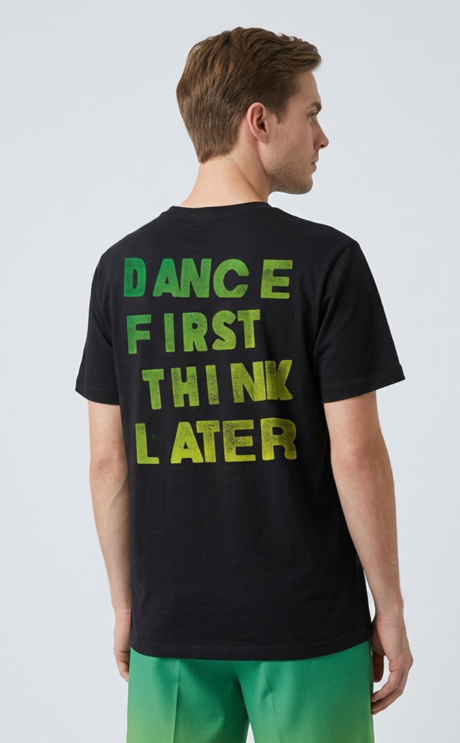 Camiseta unisex preta DANCE FIRST THINK LATER
