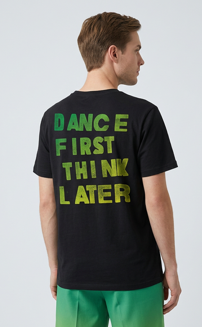 Camiseta unisex preta DANCE FIRST THINK LATER