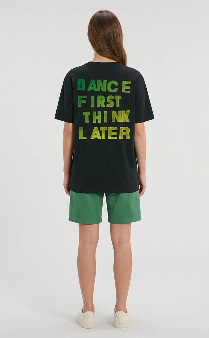 Camiseta unisex preta DANCE FIRST THINK LATER