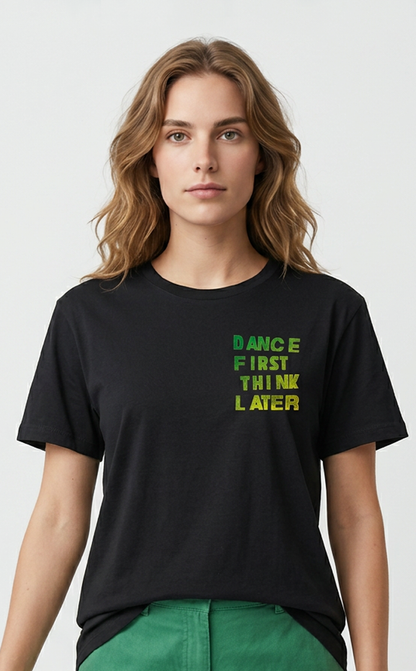 Camiseta unisex preta DANCE FIRST THINK LATER