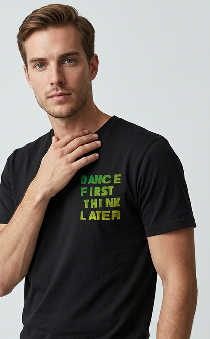 Camiseta unisex preta DANCE FIRST THINK LATER