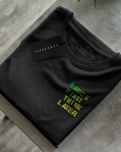 Camiseta unisex preta DANCE FIRST THINK LATER