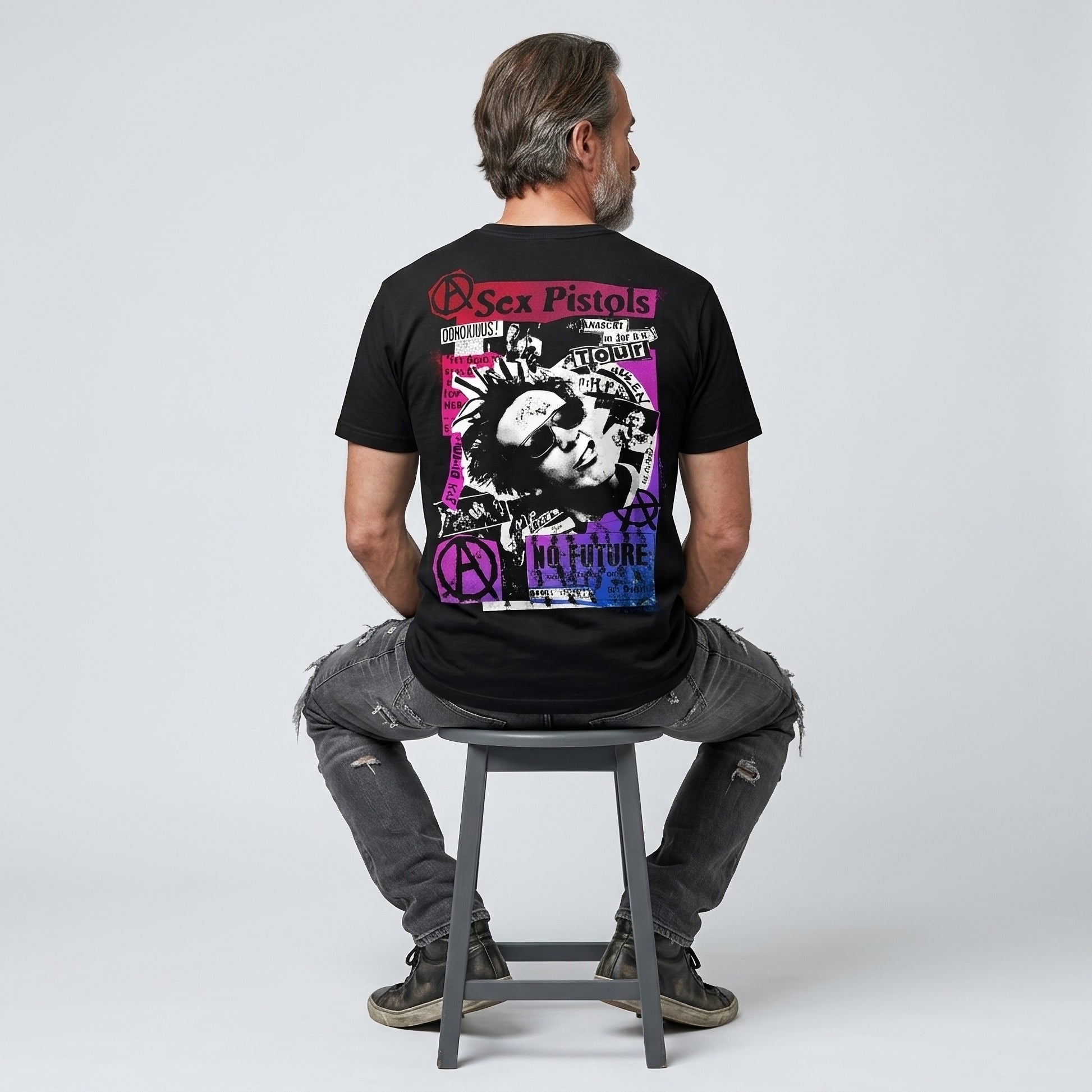 SEXPISTOLS-H-SENTADO-COSTAS-QUADRADA
